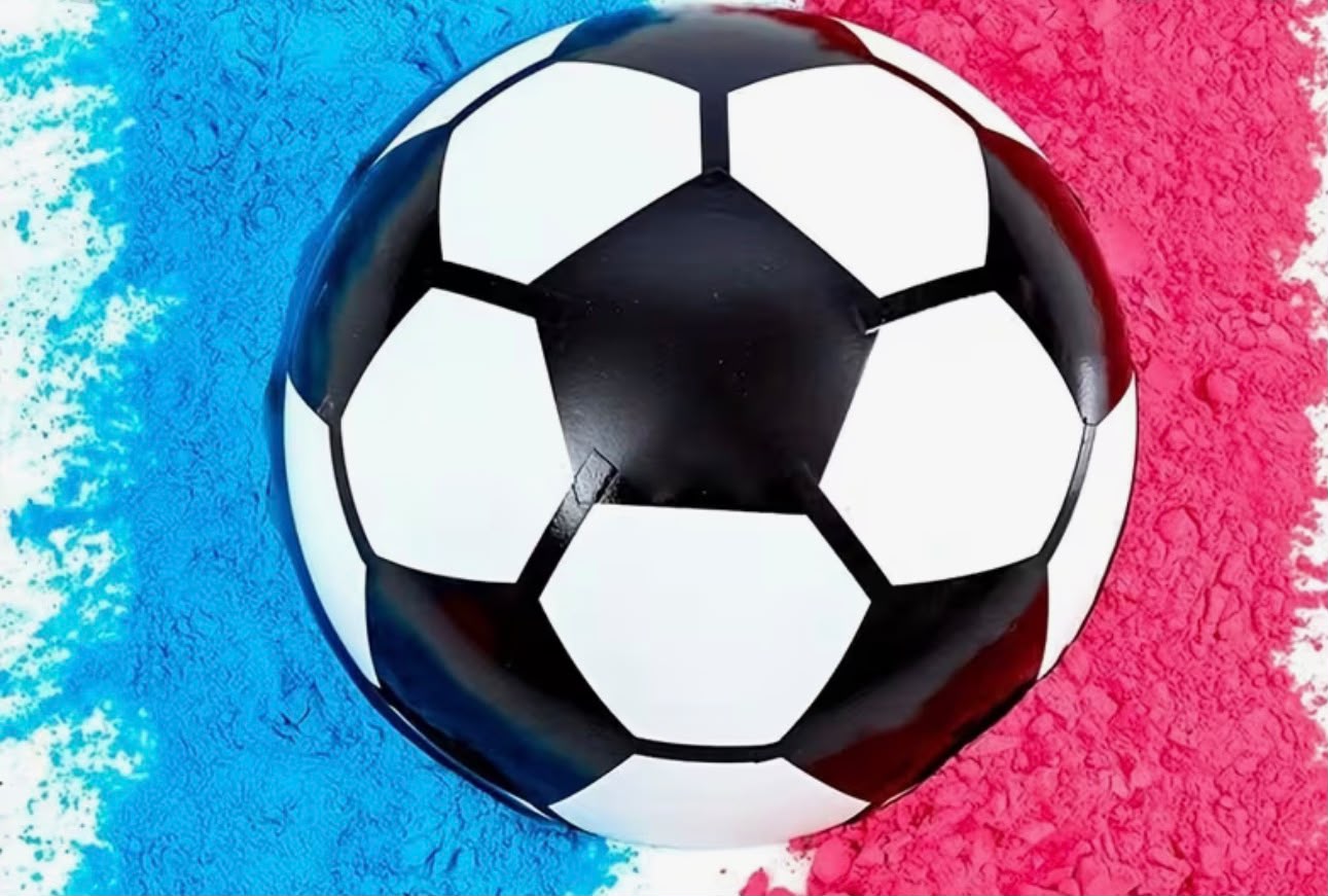 Zwart-wit gender reveal voetbal op roze en blauw kleurpoeder